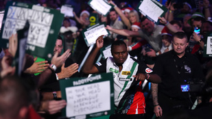 Kétszer is megmenekült, végül búcsúzott a négyszeres elődöntős a darts-világbajnokságon