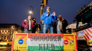 „Nem kell tőlünk hárommillió magyart megvédeni” – a Hősök terén tüntető fuvarozók várják Lázár Jánost a helyszínre