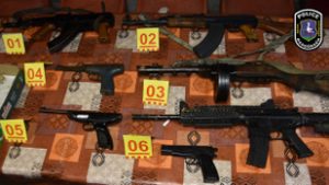 Lecsapott a TEK, fegyverarzenált találtak egy 73 éves férfinál és társánál