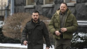 Times: Zelenszkij komédiás klikkjének korrupciója döntheti el, meddig hisz még neki a világ