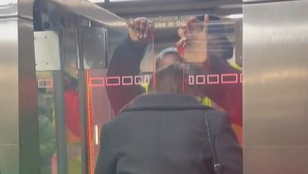 Frenetikus videón, ahogy a modern technika kalodaként bünteti a bliccelőt