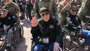 104 éves háborús veterán fújja a szaxofont az NHL New York-i szuperderbijén