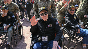 104 éves háborús veterán fújja a szaxofont az NHL New York-i szuperderbijén