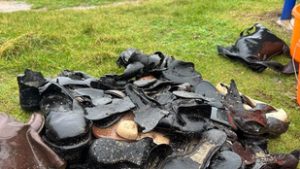 Több száz, a viktoriánus korból származó cipő sodródott partra Walesben