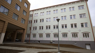 Nem adják ki a pótszabadságot a zalaegerszegi kórház dolgozóinak, Hadházy Ákos akcióba lendült