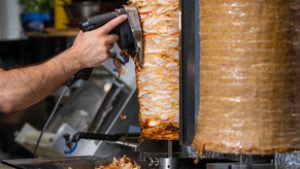 Lejárt húst forgalmazott a népszerű körúti gíroszos