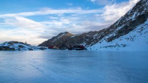 Turisták ragadtak egy hegyen a Fogarasi-havasokban