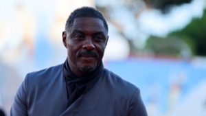 Lovaggá ütötték Idris Elbát