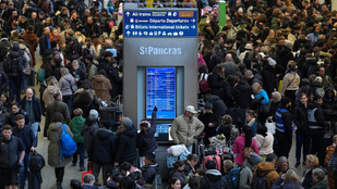 Műszaki hiba lépett fel a Csalagútban, leállították a közlekedést