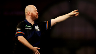 Ellopta a showt „Táncoló talpak”, tovább folytatódik a 32 éves angol dartsos tündérmeséje a világbajnokságon