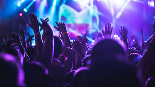 Mégis maradhatnak a „drogfészkek”, visszavonták a klubok bezárását lehetővé tevő kormányrendeletet