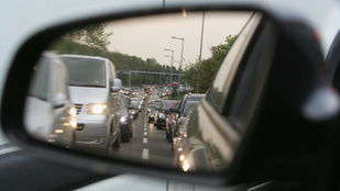 Országszerte balesetek nehezítik a közlekedést, több kilométeres a sor az M0-áson