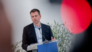 Vitézy Dávid feljelentést tett: Lázár János a választókat megtévesztve gyűjt személyes adatokat