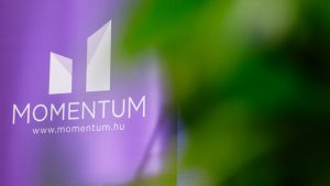 Több száz WC-kefével „ajándékozta meg” Lázár Jánost Fekete-Győr András és Lőcsei Lajos