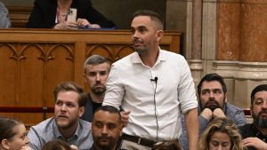 Elítélték az ellenzéki képviselőt, aki „Kapjátok be!” feliratú pólóban jelent meg a bíróságon