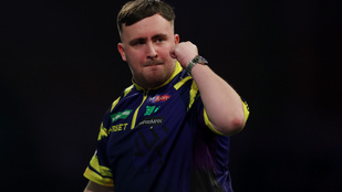 Megállíthatatlan Luke Littler, sorozatban harmadik döntőjére készülhet a darts 18 éves üstököse