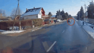 Autó után kötött szánkó, úttestre dobott petárda, abszurd esetek az utakon az ünnepek alatt