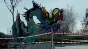 Elfogták a kazincbarcikai sárkányt mintázó szobrot felgyújtó férfit