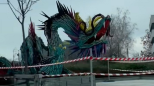 Elfogták a kazincbarcikai sárkányt mintázó szobrot felgyújtó férfit