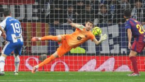 Tavaly még az Espanyol kapusa volt, szombat este kivédte egykori társai szemét a derbin
