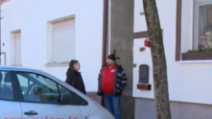 Pirotechnikai eszközöket lőttek egy pápai család udvarába, mert ellenzéki felirat volt a postaládájukon