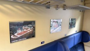 A Kutyapárt kidekorálta a MÁV vonatait, Orbán Viktornak és Lázár Jánosnak üzentek