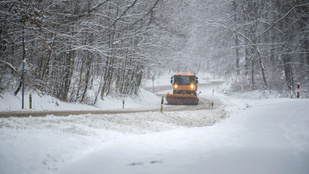 Több településre nem jutnak be a buszok, készenlétben állnak a lánctalpasok