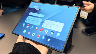 Kezünkben a jövő: eldobtuk az agyunkat a Samsung háromba hajtható telefonjától