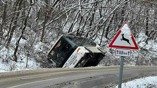 Árokba csúszott és oldalára dőlt egy busz Vácdukán, több utas is megsérült