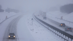 Óriási káoszt okozott a kedd esti havazás: országszerte sok a balesetek, sorra akadnak el az autók