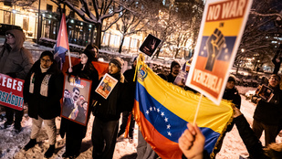 „Jenkik haza” – az amerikai nagykövetség előtt tüntettek Schiffer Andrásék, előkerült egy Orbán-párhuzam is