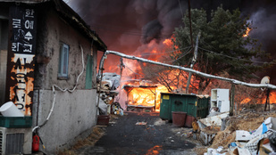 Óriási tűz ütött ki Szöul utolsó nyomornegyedében