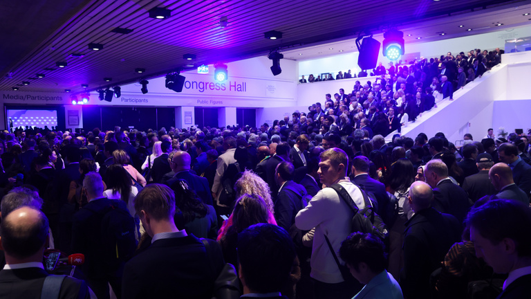 Rendkívüli incidens Davosban: szokatlan szag miatt evakuálják a konferenciaközpontot