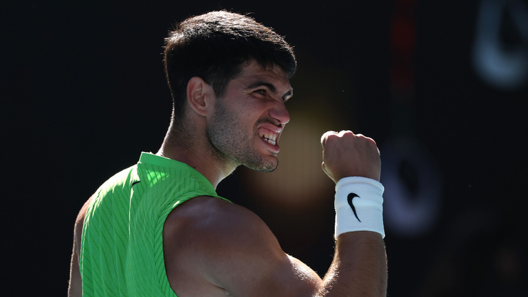 Carlos Alcaraz szórakoztató meccsen jutott 16 közé, Fucsovics Márton legyőzője sem hibázott