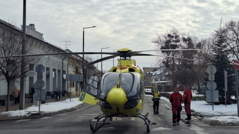 Helyszíni fotókon az eszméletlen nyírbátori kisfiúhoz siető mentőhelikopter balesete
