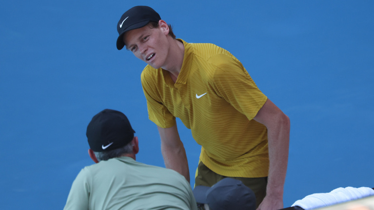 Az uborkalé és az új hőségszabály megmentette a címvédő Jannik Sinnert az Australian Openen
