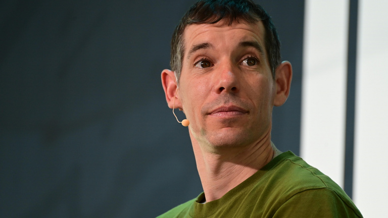 Alex Honnold biztosítókötél nélkül, 92 perc alatt mászta meg a Taipei 101-et