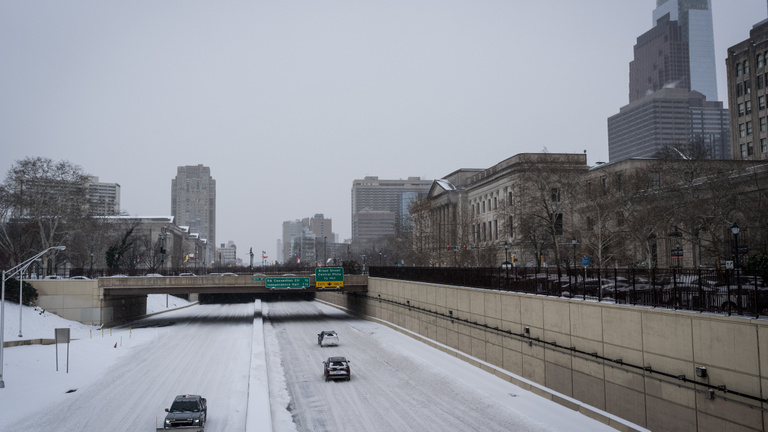 Dermesztő hideg bénította meg az Egyesült Államokat, történelmi jelentőségű hóvihar csapott le