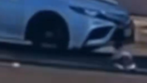 Egy forgalmas kereszteződés közepén zuhant ki az autóból egy másfél éves kisgyerek