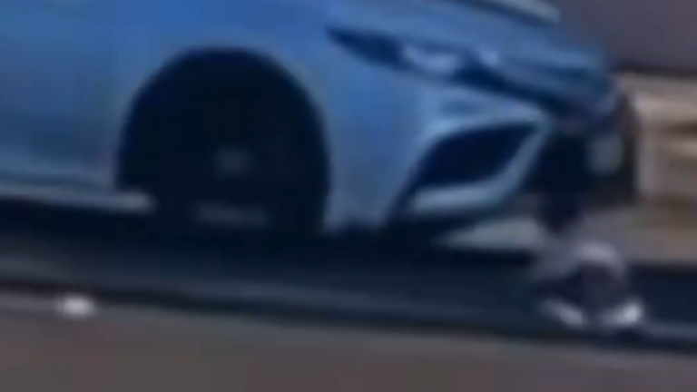 Egy forgalmas kereszteződés közepén zuhant ki az autóból egy másfél éves kisgyerek