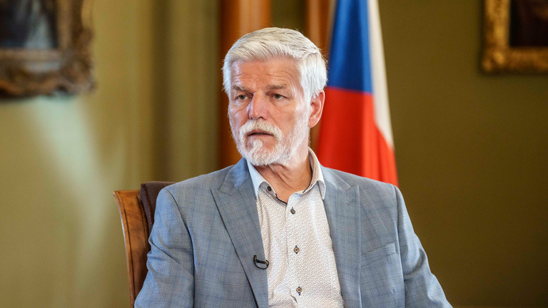 Botrány a cseh kormányban: az elnök szerint éjjel SMS-ben zsarolta meg a külügyminiszter