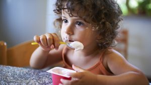 Ezért finomabb gagyi fehér műanyag kiskanálból a joghurt