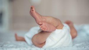 A gyámügy visszavett egy brit pár által örökbefogadott kisbabát a származásuk miatt