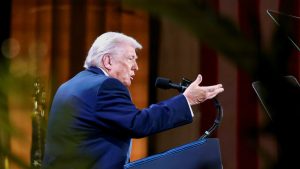 Donald Trump célzott csapásokkal döntené meg az iráni rezsimet, bátorítani akarja a tüntetőket a folytatásra