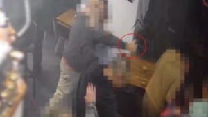 Megpróbálta kibékíteni a barcsi kávézó vendégeit, de nem sikerült, ezért szembe fújta őket gázspray-vel