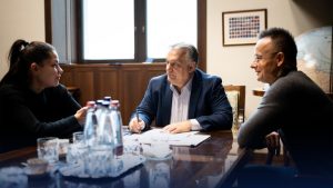 Gáspár Evelinnel és Szijjártó Péterrel jelentett be országjárást Orbán Viktor