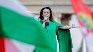 Bemutatta a Tisza utolsó képviselőjelöltjét Magyar Péter, popsztár indul Borsodban