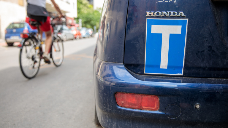 Állami támogatással segítené a gyermekvédelemben nevelkedett fiatalok jogosítványszerzését a kormány