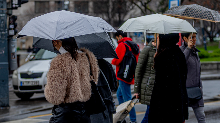 A fél országra kiadták a veszélyjelzést, ónos eső és havazás is várható