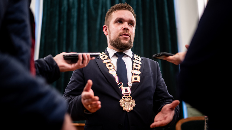 Feszültség és pfujolás a győri városházán, zsúfolásig telt az előcsarnok a lakáskassza-botrány miatt